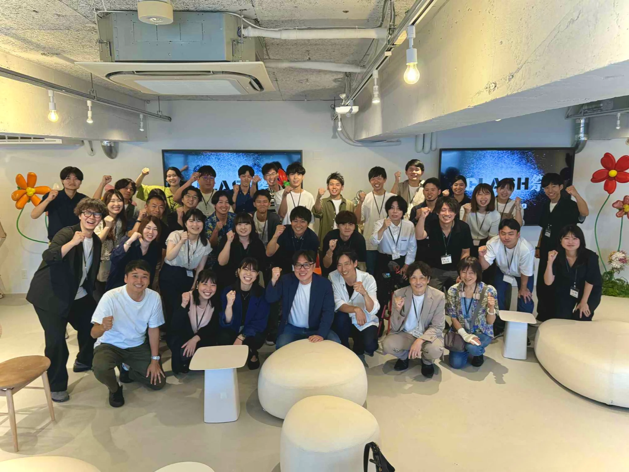 花の装飾がある会場で撮影した参加者の集合写真
