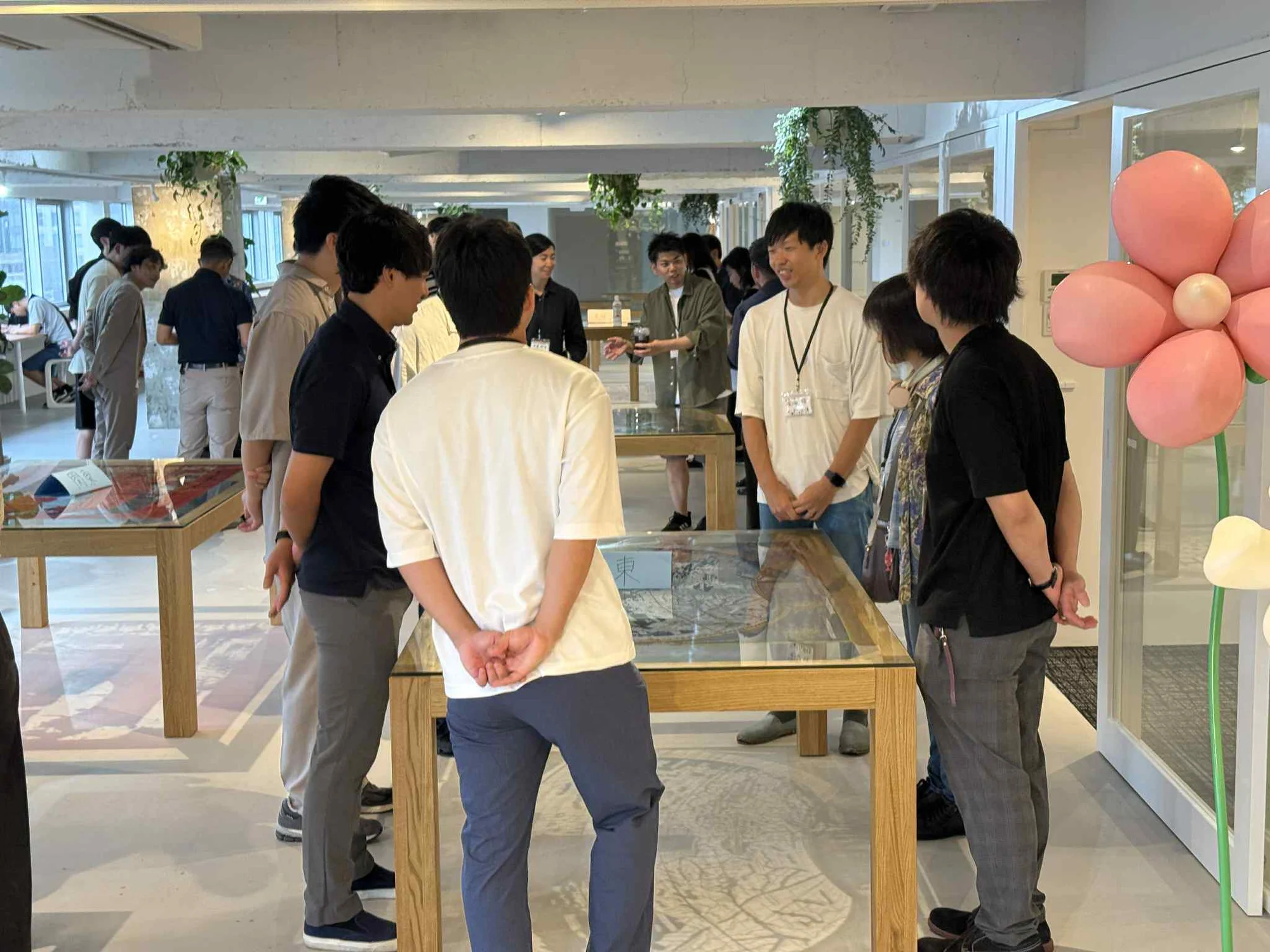 会場内で参加者同士が立って交流している様子