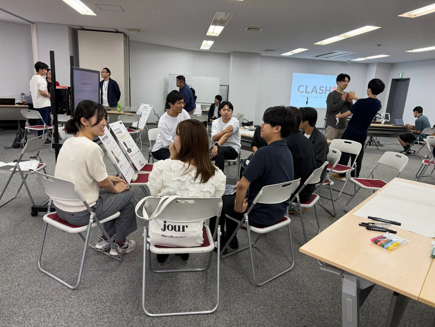2026年8月23日のCLASH祭で、複数の活動が同時に進む会場の様子
