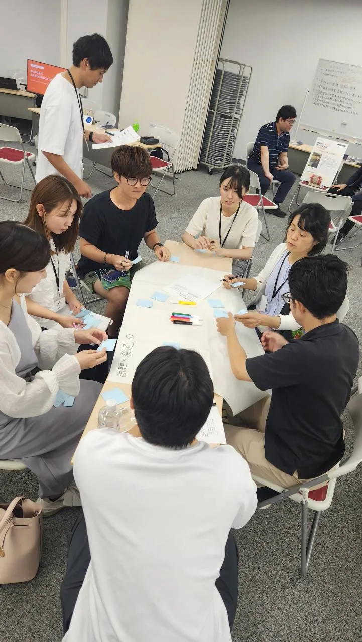 2026年8月23日のCLASH祭で、付箋を使ったワークに取り組む参加者の様子
